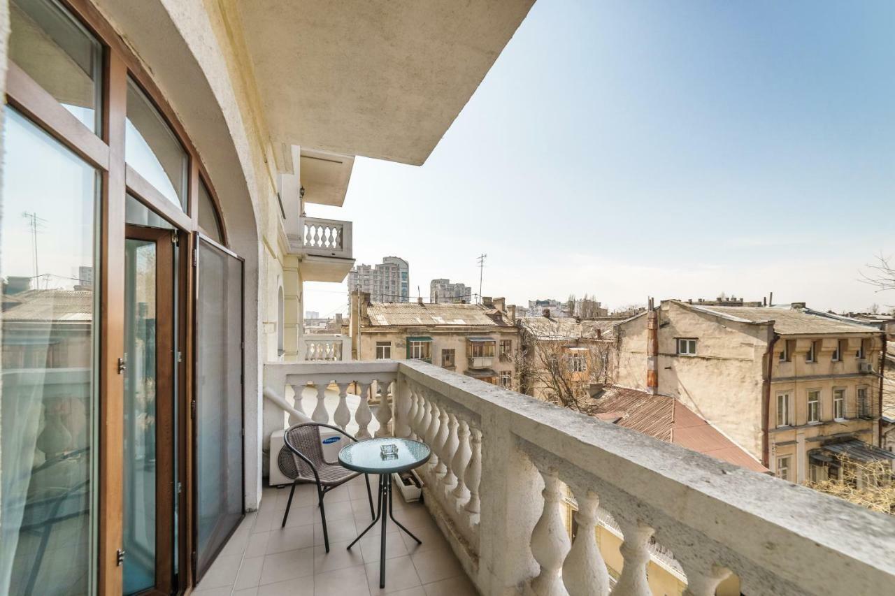 Stylish Apartment With A Balcony Overlooking The Park أوديسا المظهر الخارجي الصورة